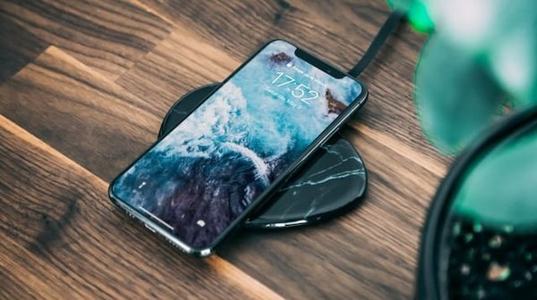 Pourquoi la charge sans fil de mon téléphone est-elle lente ?