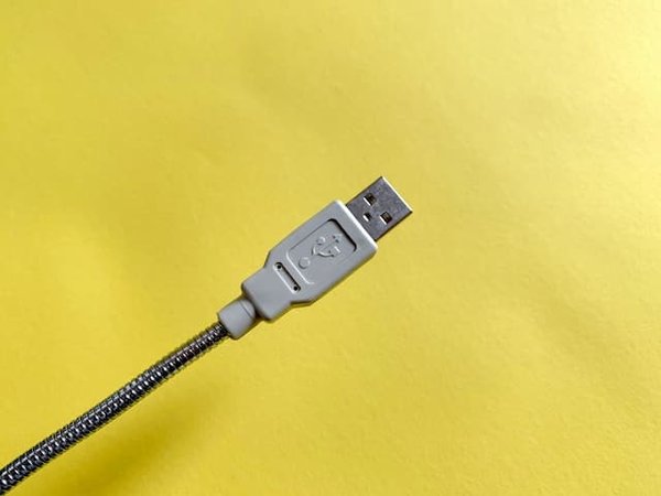 Quelles sont les étapes pour nettoyer un port USB encrassé ?